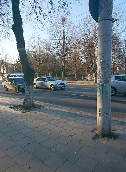 Біля «Авангарду» зіткнулися три автівки, рух ускладнений (фото)