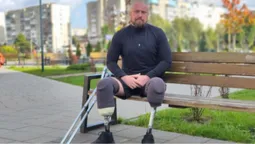 «Залізні ноги – це не свої», – тероборонівець з Луцька вчиться ходити на протезах (фото, відео)