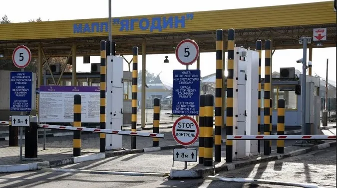 Через «Ягодин» відновили транзит вантажівок: скільки вже виїхало авто