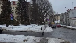 У Луцьку люди ігнорують перенесені пішохідні переходи (відео)