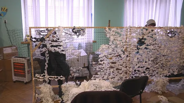 У Нововолинську плетуть зимове маскування для військових: потрібні помічники (відео)
