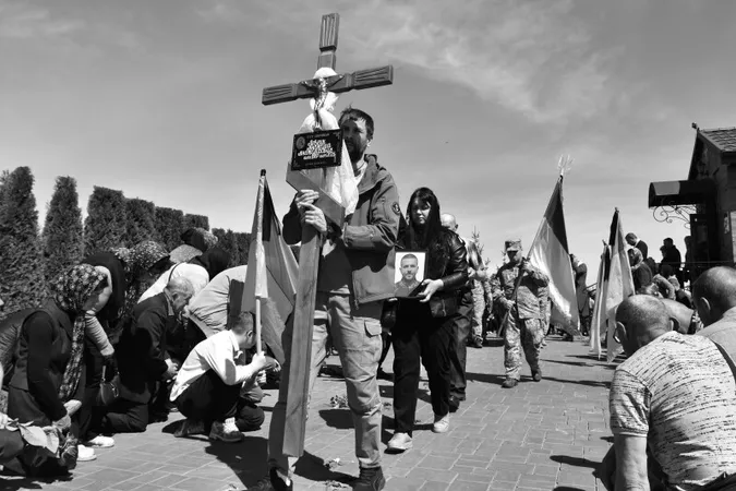 Загинув на Донеччині: Луцька громада попрощалася з Анатолієм Левчуком (фото)