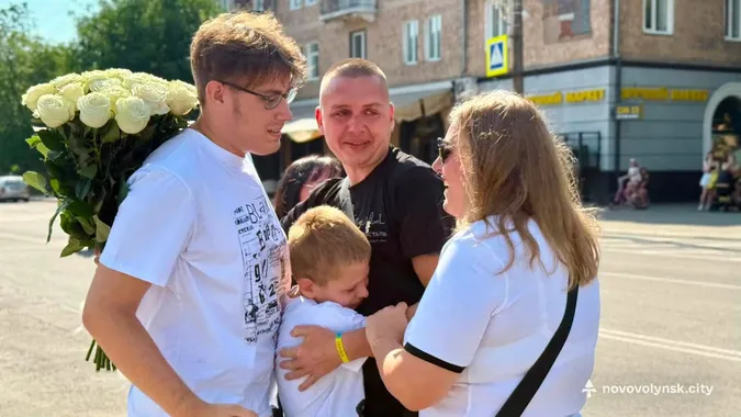 У Нововолинську зустріли звільненого з полону захисника «Азовсталі» Володимира Фаброго (фото)