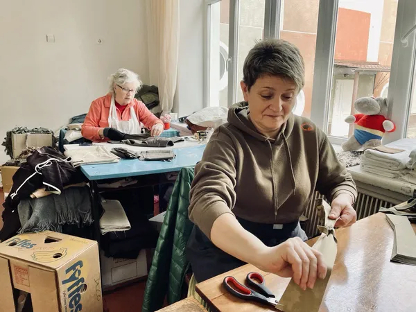 На Волині волонтери за рік сплели дві тисячі маскувальних сіток (фото)