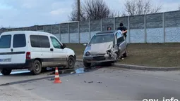 Citroen «влупився» у Reno: у Нововолинську сталася аварія через пʼяну водійку (фото)
