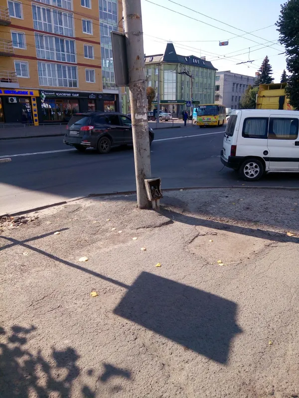 Лучани скаржаться на відкриті електрощитки по місту (фото)