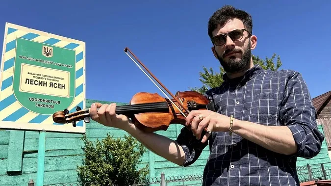 Луцький майстер створив із «Лесиного ясена» скрипку-довбанку (фото)