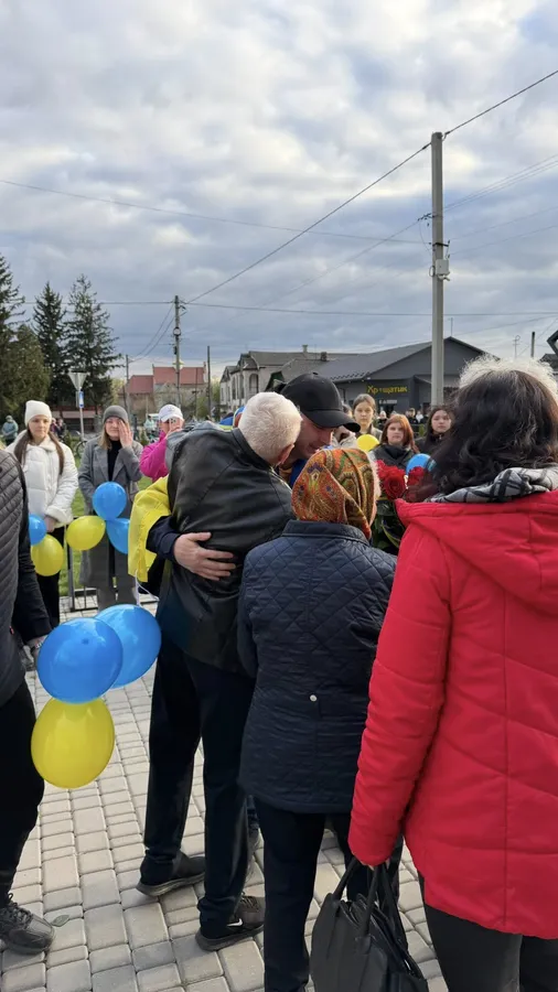 Чекала вся родина: на Волині зустріли звільненого з полону Віталія Мірчука (фото, відео)