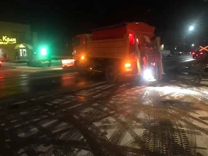 Працюють у посиленому режимі: комунальники Володимир-Волинської громади ліквідовують наслідки негоди (фото)