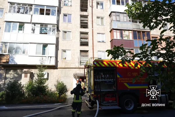 Рятувальники ліквідували наслідки ворожого влучання у багатоповерхівку в Луцьку (фото)