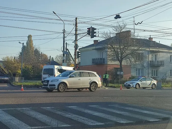 У Луцьку на Дубнівській влупилися два буси (фото, відео)