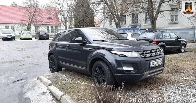 Луцькі муніципали покарали водія Range Rover за псування газону (фото)