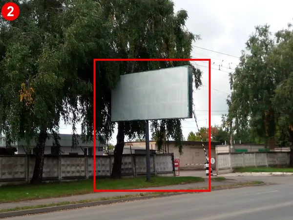 Мінус три: у Луцьку на Соборності і Конякіна демонтували білборди (фото, відео)