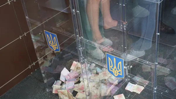 За годину зібрали понад 5 мільйонів: як у Луцьку проходять «вибори» Лебіговича (фото, відео)