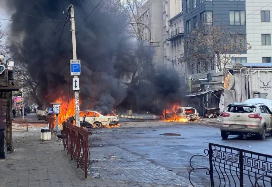 П'ятеро загиблих, десятки поранених: росіяни обстріляли центр Херсона (фото 18+, оновлено)