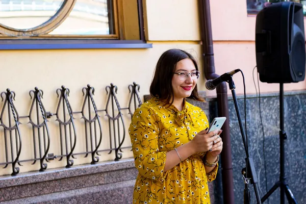 Біля луцької книгарні читали вірші просто неба (фото)