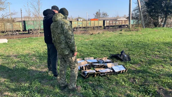На залізничній станції затримали волинянина, який вантажив у вагон сигарети (фото)