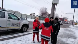У Луцьку патрульні врятували п'яного чоловіка, який лежав на дорозі (фото)
