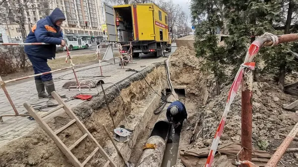 Труба прогнила у трьох місцях: коли у Луцьку залатають тепломережу на Соборності (фото, відео)