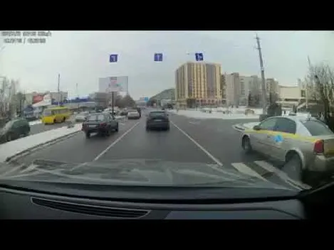 У Луцьку на проспекті Соборності водій Форда «пролетів» на червоне (відео)