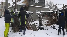 Луцькі муніципали порозвалювали сараї у Старому місті (фото, відео)