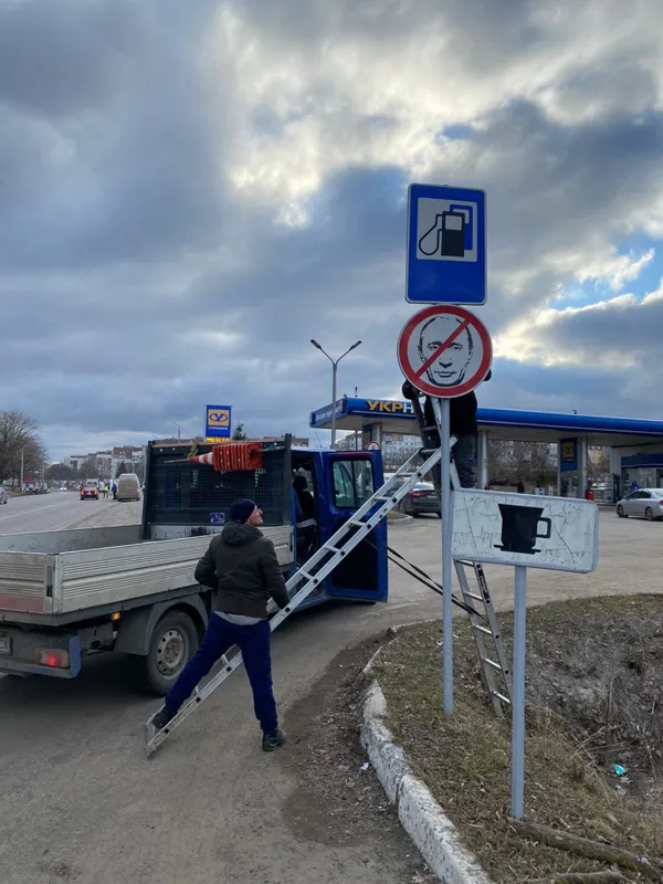 «Окупантам рух заборонено»: Укравтодор встановлює нові знаки (фото)