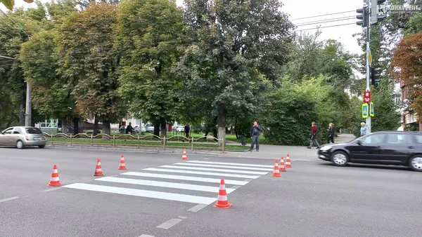 У Луцьку на Перемоги оновлюють розмітку – утворився затор (фото)