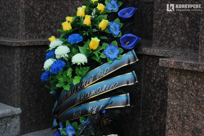 Віддали життя за нас: Луцьк на колінах попрощався з двома захисниками (фото, відео)
