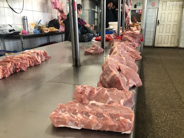 Чому сало дорожче за м'ясо: репортаж із Центрального ринку Луцька (фото)