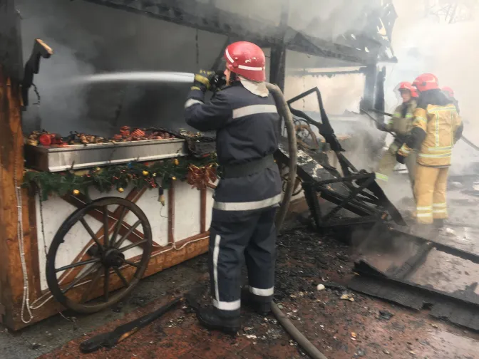 У Львові сталася пожежа на різдвяному ярмарку: є постраждалі (фото)