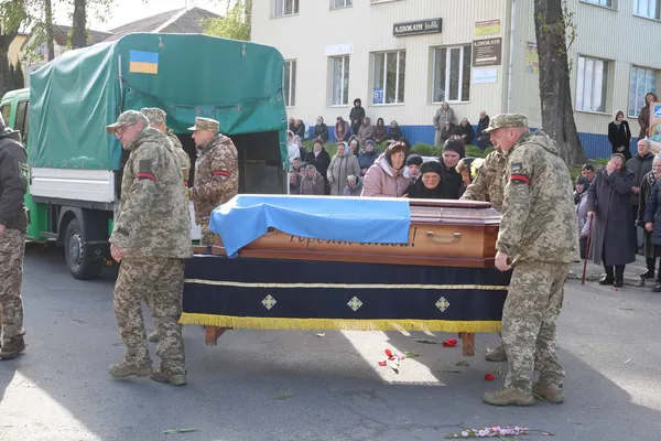 Без батька та чоловіка залишилася родина: на Волині попрощалися з воїном Іваном Гутвертом (фото)