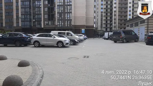 «Хаотичне паркування»: муніципали знайшли порушника у дворі новобудови у Луцьку (фото)