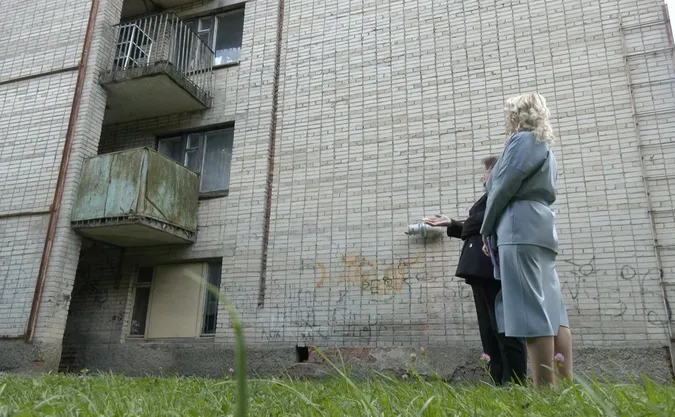У Луцьку 17-річна дівчина випала з балкона: що кажуть у гуртожитку