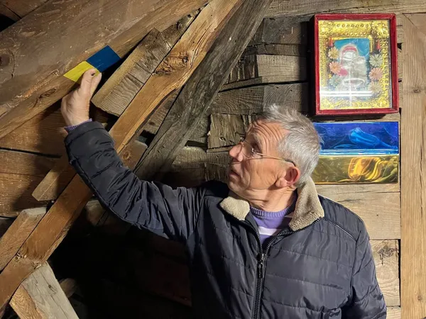 У храмі на Волині знайшли синьо-жовтий прапор, який берегли майже 100 років (фото)