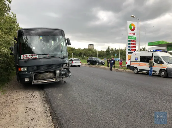 Аварія в Нововолинську: легковик не пропустив автобус (фото)
