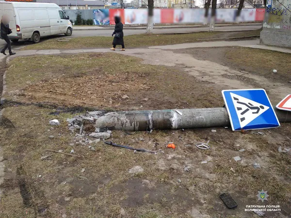 У Луцьку п'янючий водій «зніс» електроопору і втік (фото)