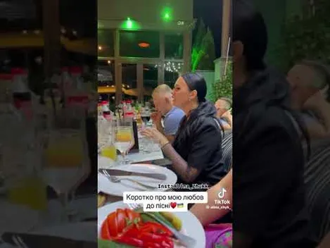 Відома блогерка з Луцька заспівала «Сонце низенько» в закладі (відео)
