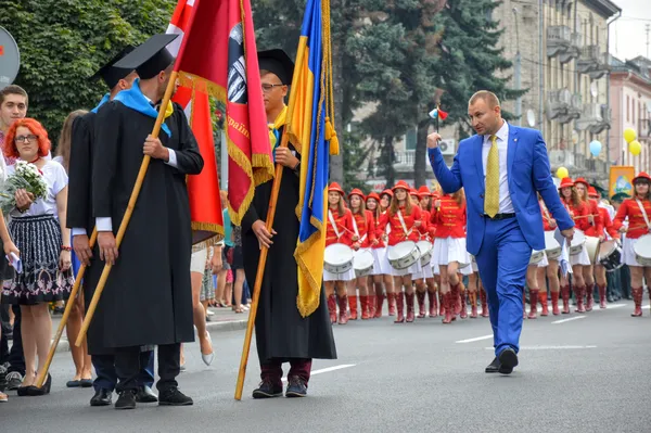 Начальник відділу молодіжної політики та соціальної роботи СНУ Володимир Захожий, як полководець, керував «студентським військом»