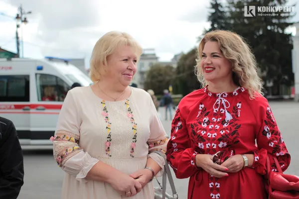 Квіти і класична музика: у центрі Луцька почали святкування Дня міста (фото)