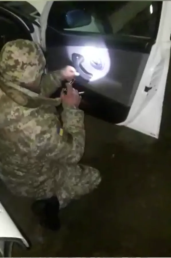 На Волині конфіскували дві іномарки з сигаретами (фото)