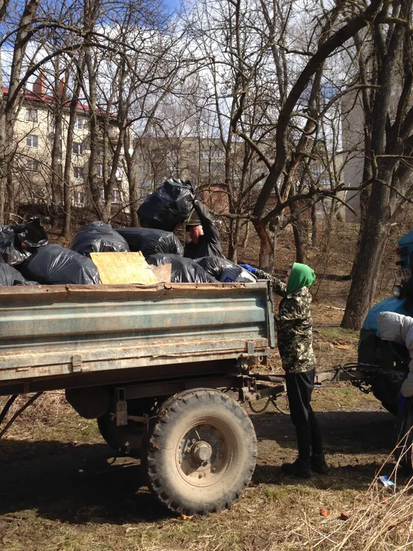 Дві вантажівки сміття: у Луцьку прибрали біля Сапалаївки (фото)