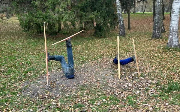 У луцькому парку помітили ноги, які стирчать з-під землі (фото)