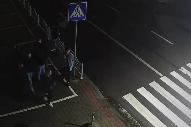 Викрали дорожню тумбу і зламали шлагбаум: у Луцьку просять упізнати банду хуліганів (відео)