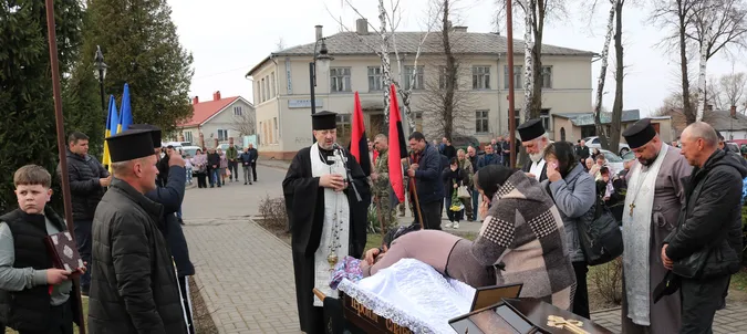 У громаді на Волині провели в останню дорогу Героя Василя Іванова (фото)