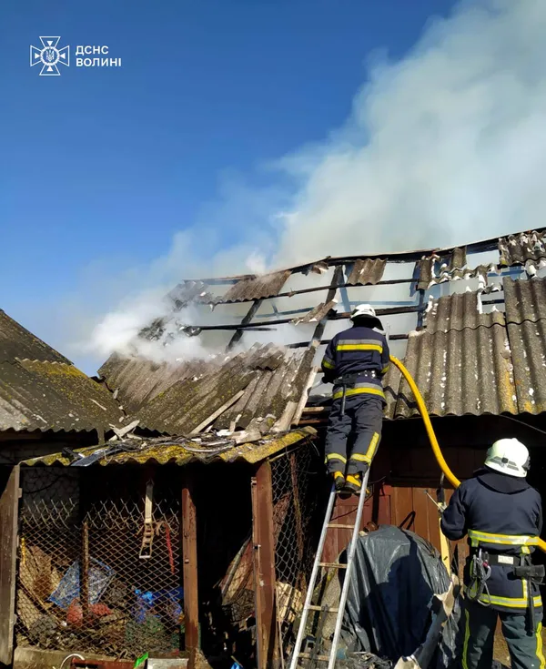У Луцькому районі горіла господарська будівля (фото)