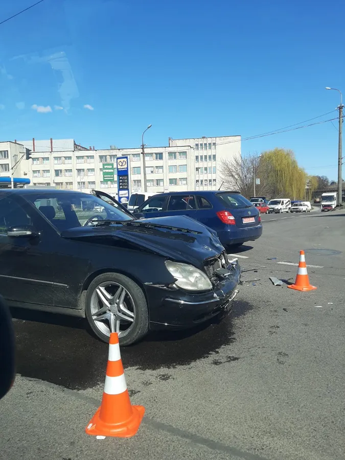 У Луцьку на Дубнівській «мерс» врізався у «фольксваген» (фото)
