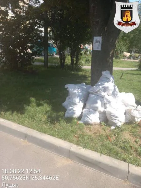 Залишили сміття після ремонтів: лучан-«нечупар» змусили прибрати за собою (фото)