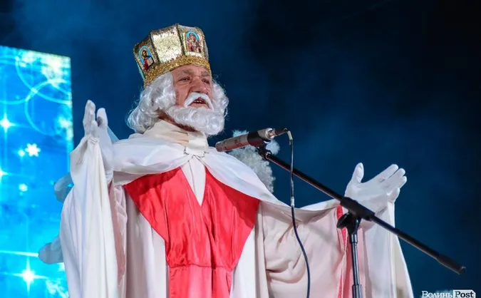 Майже 20 років засвічував головні ялинки міста: розмова з луцьким Святим Миколаєм (відео)