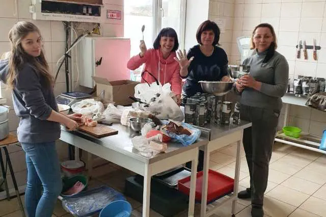 Лучани передали волонтерам «стратегічний продукт» власного виробництва (фото)