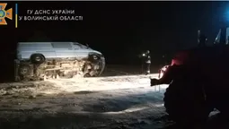 На Волині бус злетів у кювет, а авто «Укрпошти» застрягло у заметі (фото, відео)